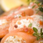 Roladki z łososia norweskiego nadziewane serem ricotta z kurkami i ziołami podane z sosem jogurtowym